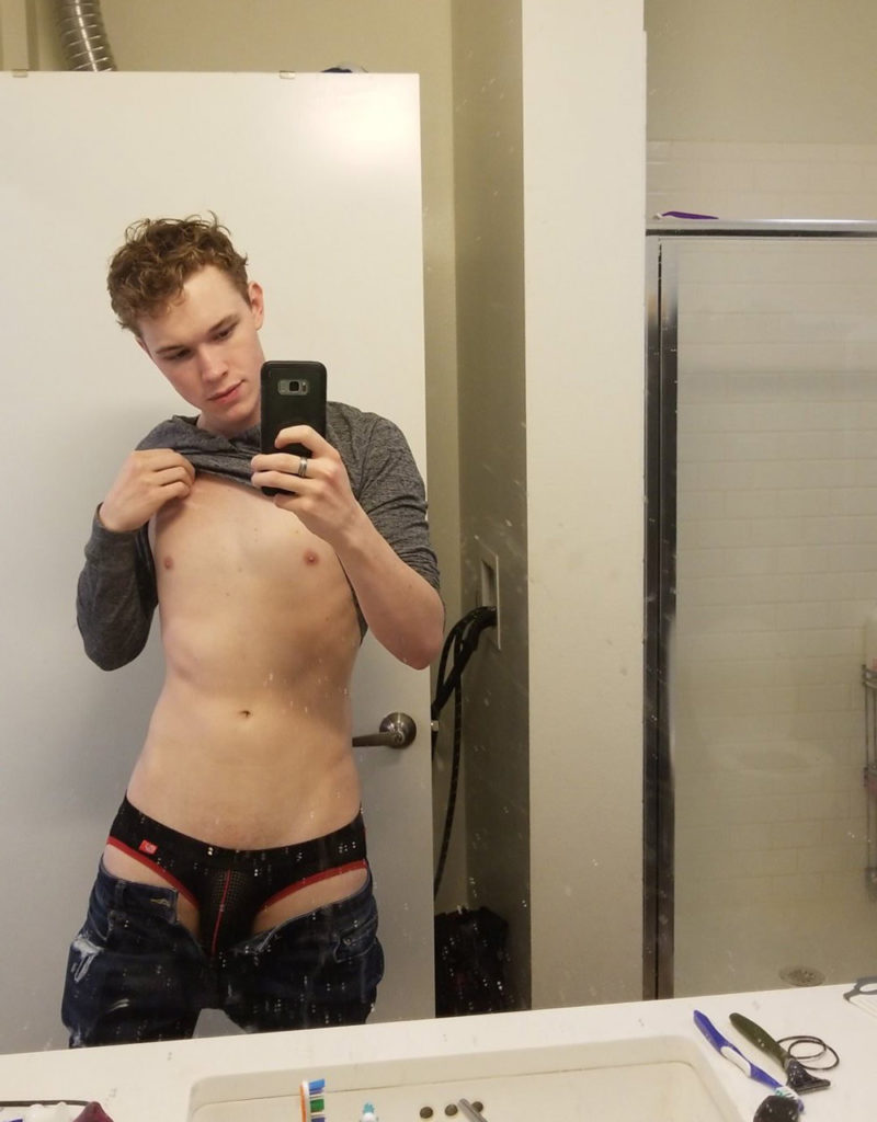 Mel showing off his sexy body taking a selfie. / Twitter.